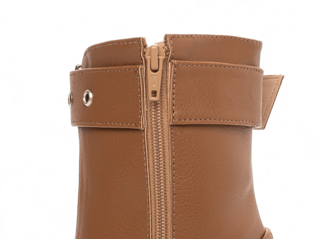 Bota Elegance Caramelo Torrícella - Fivela Off White - Bico Fino