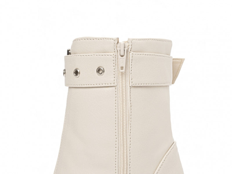 Bota Elegance Off White Torrícella - Fivela Prata - Bico Fino