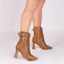 Bota Elegance Caramelo Torrícella - Fivela Off White - Bico Fino