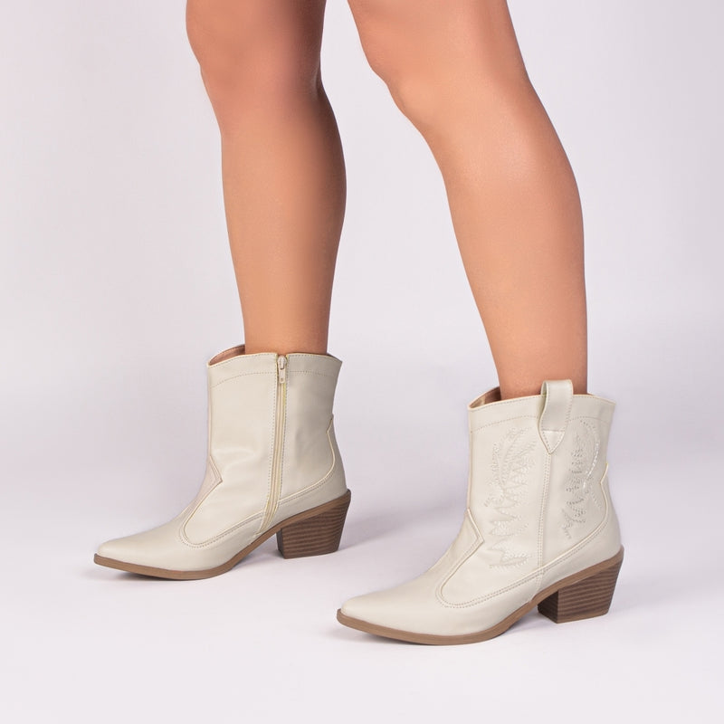 Bota Country Charm Torrícella - Preta ou Off White - Cano Baixo
