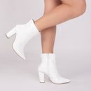 Bota  Verniz Branco Elegance Torricella - Zíper interno na cor Branco - Cano Curto