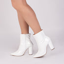 Bota  Verniz Branco Elegance Torricella - Zíper interno na cor Branco - Cano Curto