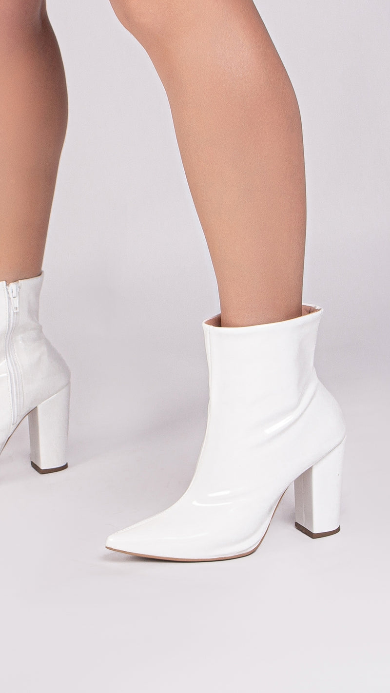 Bota  Verniz Branco Elegance Torricella - Zíper interno na cor Branco - Cano Curto