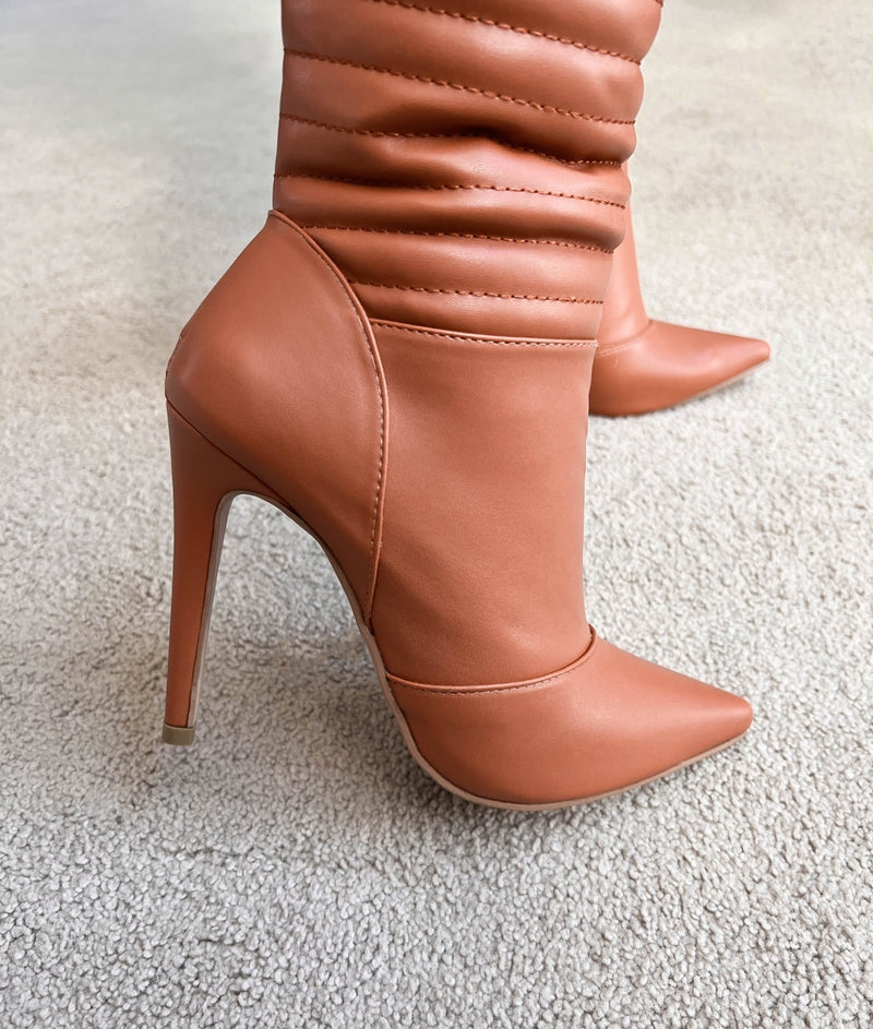 Bota Cano Alto Matelassê Torrícella - Detalhes em Costuras Matelassê - Bico Fino