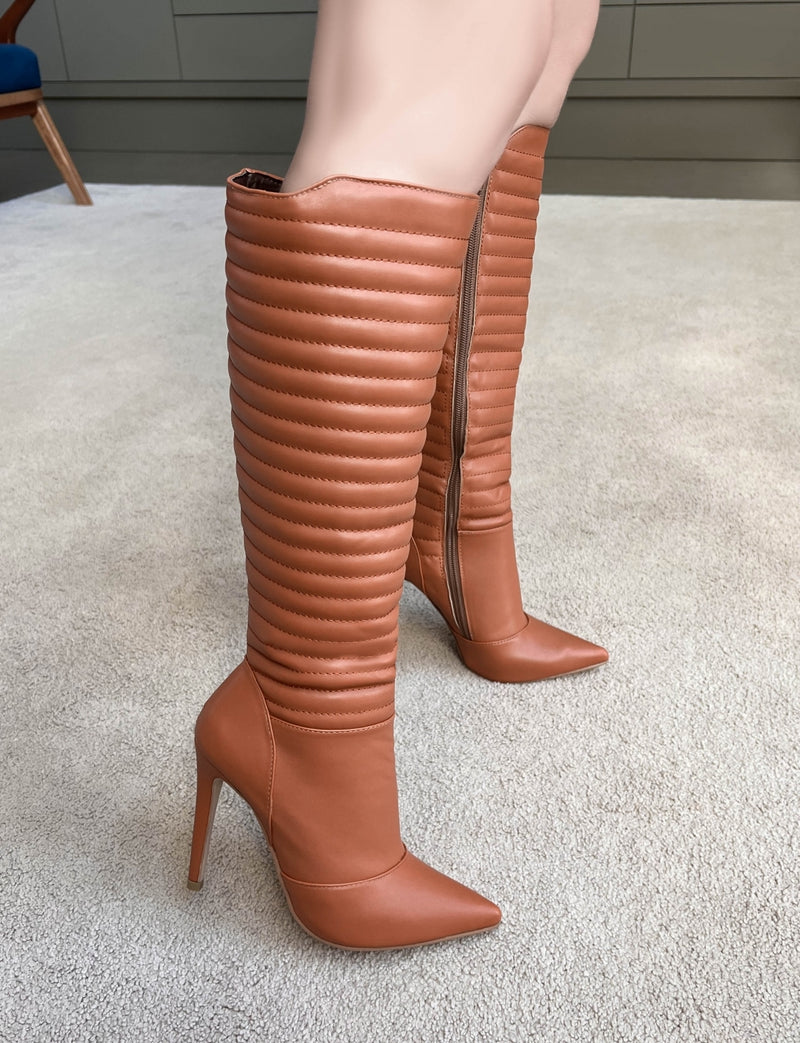 Bota Cano Alto Matelassê Torrícella - Detalhes em Costuras Matelassê - Bico Fino