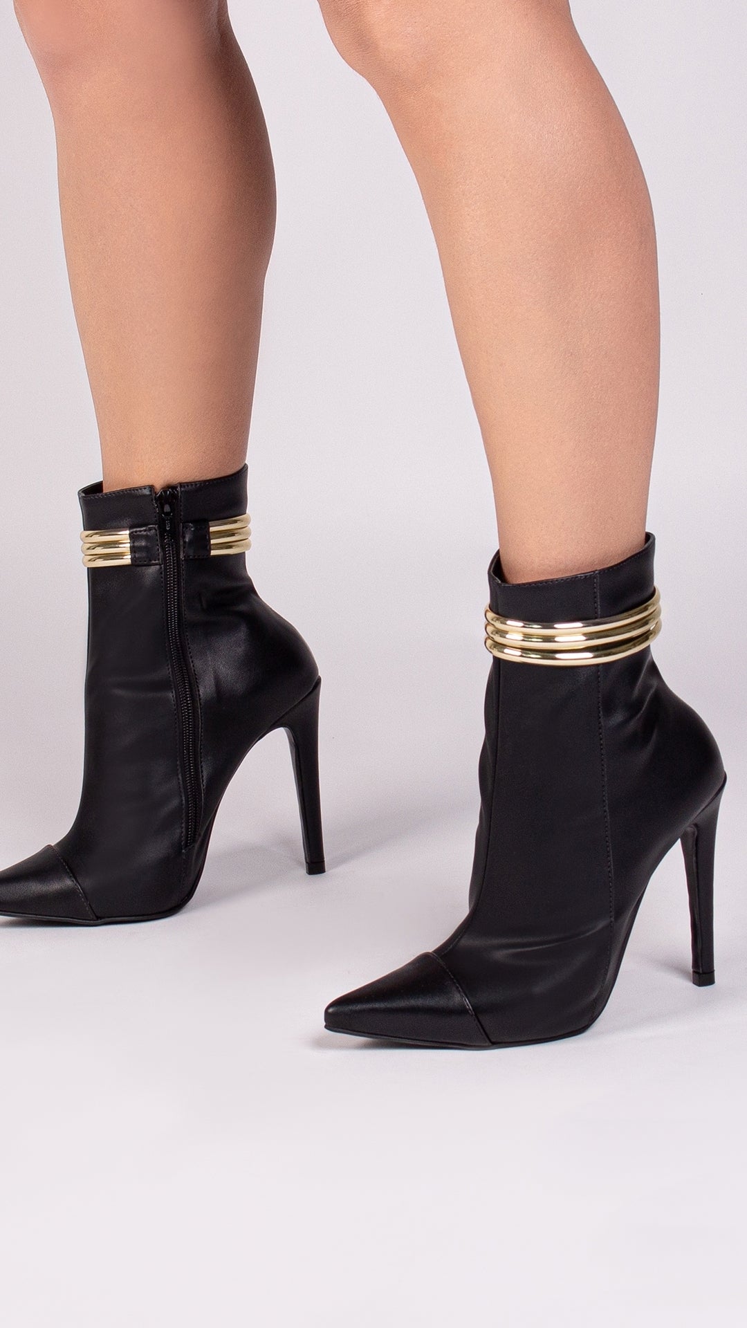 Bota Glamour Jovem Preta Torrícella - Tira em Cores Douradas - Bico Fino