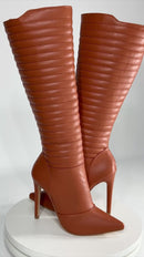 Bota Cano Alto Matelassê Torrícella - Detalhes em Costuras Matelassê - Bico Fino